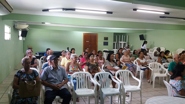 Usuários participam com atenção durante as palestras