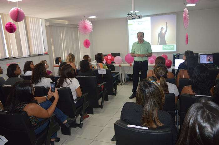 Emilson enaltece colaboradoras e seu papel na sociedade