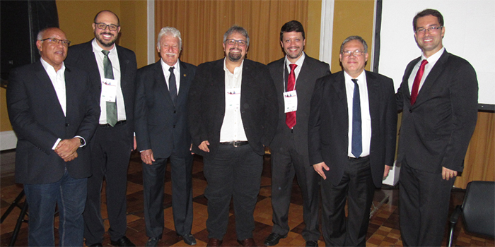 O presidente da Unimed Petrópolis, Rafael Gomes de Castro ao lado da diretoria da AHERJ e dos palestrantes do evento