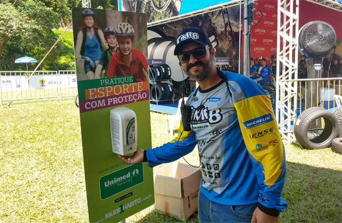 Atletas e muitas famílias se protegeram do sol durante a competição de moutain bike