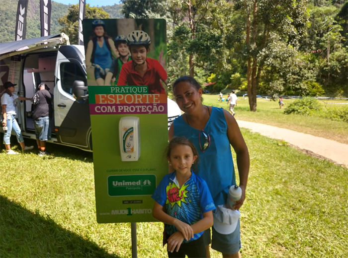 As crianças tornaram o uso do filtro solar uma diversão no totem da Unimed Petrópolis