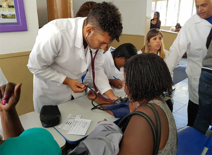 Comunidade aproveita o evento para aferir a pressão arterial e medir glicose. 
