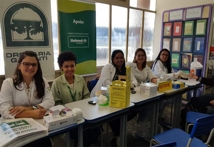 Equipe da Unimed Petrópolis responsável pela medição da glicose. 