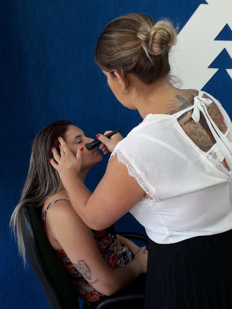 Dia da Beleza ofereceu dicas de maquiagem para as colaboradoras
