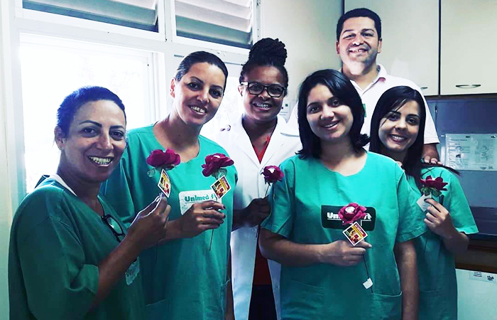 Colaboradoras da enfermagem do Hospital Unimed receberam a lembrança do gerente Anderson Machado