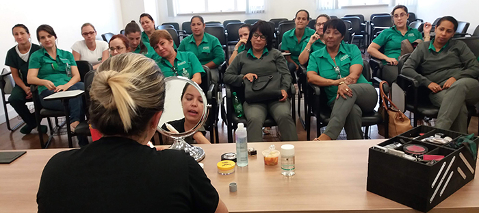 Sharon Vitoriano explicou passo a passo da automaquiagem