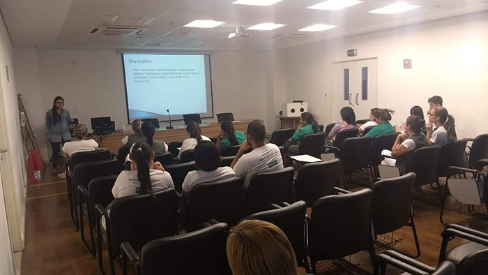 Durante o encontro a turma foi orientada por uma fonoaudióloga sobre mastigação