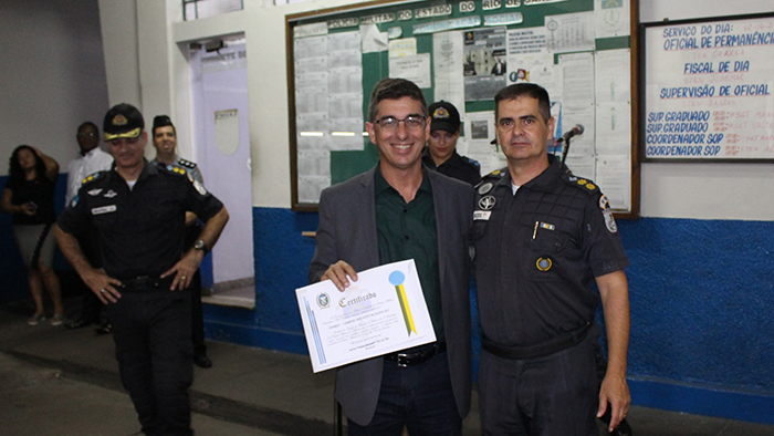 Diretor Presidente da Unimed Campos recebe certificado de Amigo do Batalhão