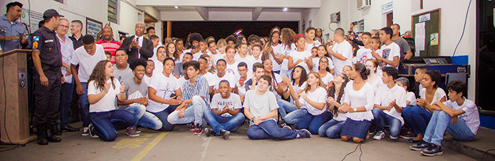 Jovens inscritos no projeto Oficina de Música