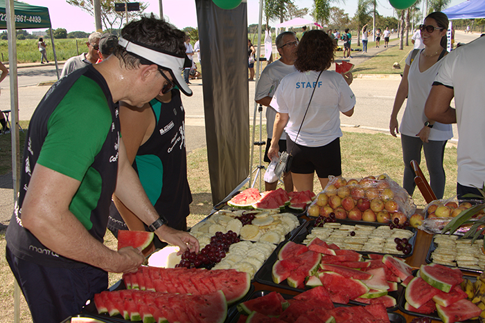 Mesas de frutas sob a tenda da Unimed Campos