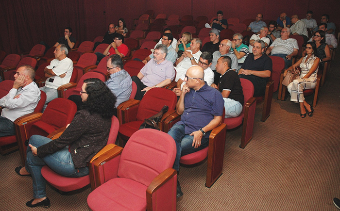 A assembleia ouviu atentamente as explanações