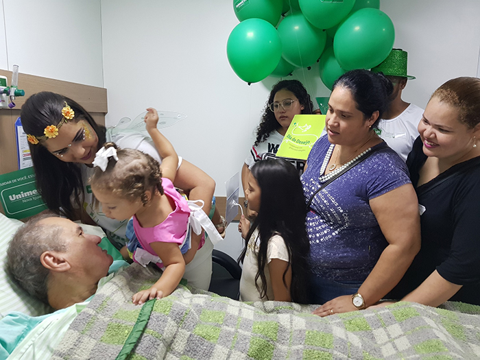 José Maria fica momentaneamente sem palavras diante da visita das netas e filhas