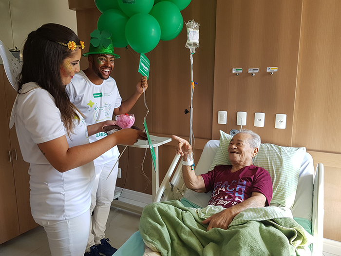 Belmiro Quirino olha incrédulo para a taþa de sorvete de morango