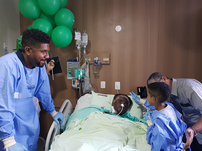 Com os olhos cheios marejados, Auriguini Santos expressa sua alegria ao ver o neto