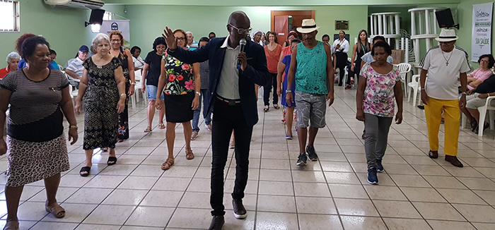 Professor Carioca anima participantes com seu entusiasmo