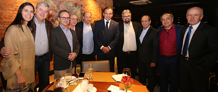 A Direção Executiva da Unimed Petrópolis, ao lado do presidente da Unimed Brasil, Orestes Pullin, recebem os deputados federais