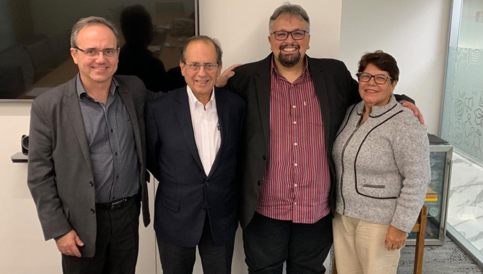 Rafael Gomes de Castro, presidente da Unimed Petrópolis, Cesar Augusto de S. Thiago, vice-presidente e Odete Odália, Conselheira Administrativa da cooperativa são recebidos pelo presidente da Unimed Brasil Orestes Pullin.