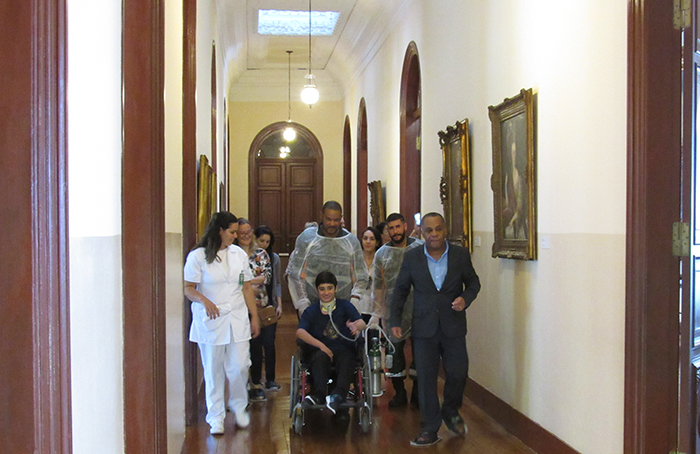 Adrian de 17 anos pôde sair do hospital pela primeira vez para visitar o Museu Imperial