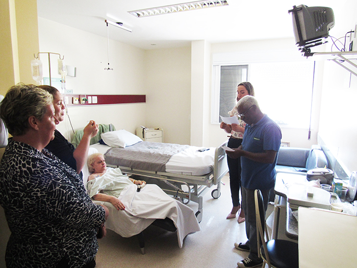 Dona Maria Helena Terra Xavier se emocionou com as músicas religiosas