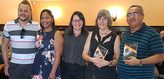 Enfermeira Vanessa ao lado do marido e amigos no lançamento do livro “Amor, além da saudade”.