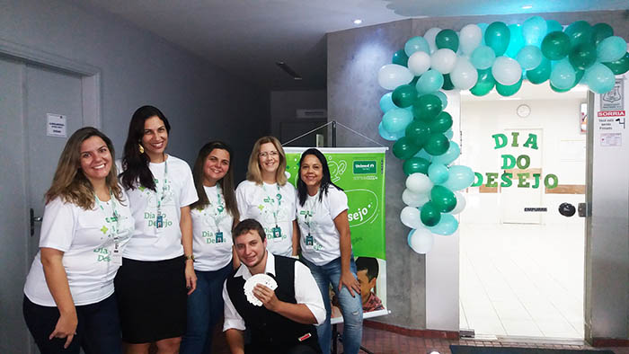 Equipe da Unimed junto ao mágico Rodrigo na Clínica de Diálise