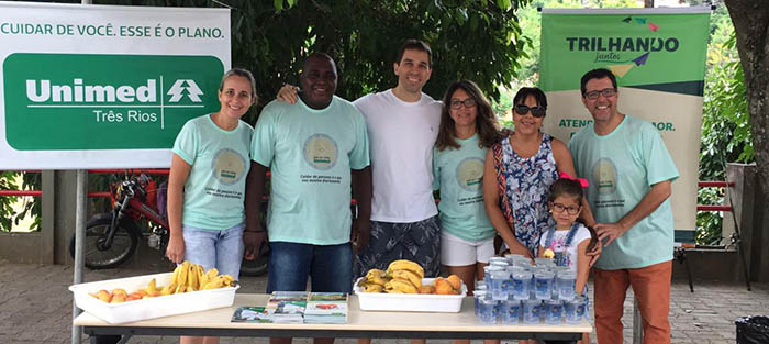 Equipe Unimed na ação promovida na Avenida Alberto Lavinas