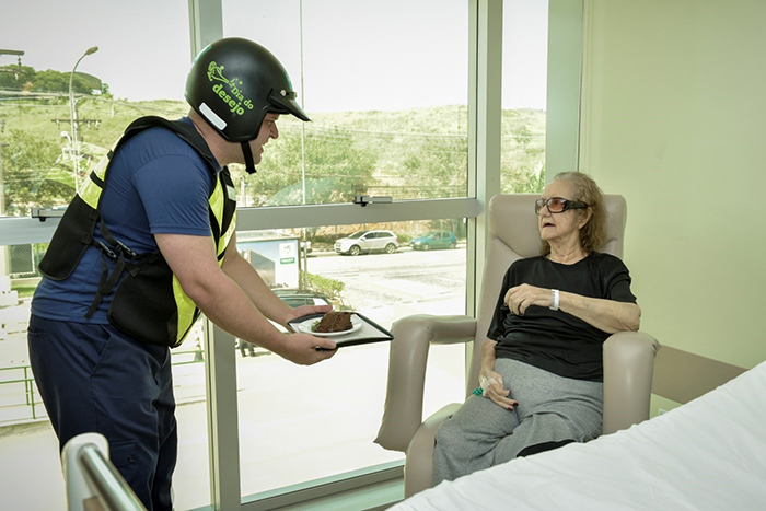 Adelia Aparecida Gonçalves, cliente surpreendida com a entrega do bolo e do caqui.