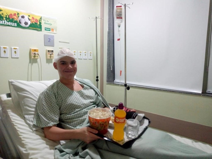 Matheus Morgade, 18 anos, assistindo ao jogo de futebol do time do coração.