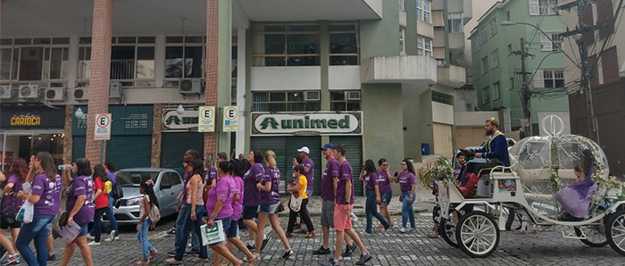 A caminhada reuniu mais de 300 pessoas no centro histórico de Petrópolis