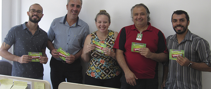Os colaboradores foram presenteados com um chocolate entregue junto a um cartão de agradecimento