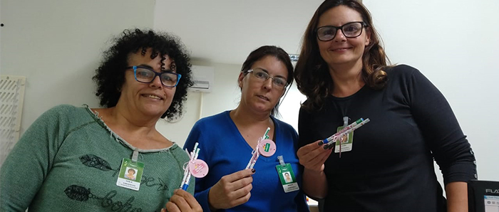 As colaboradoras que são mães receberam um kit comemorativo com caneta e lápis personalizados