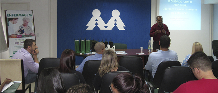 O Dia da Enfermagem reuniu renomados palestrantes da área em Petrópolis