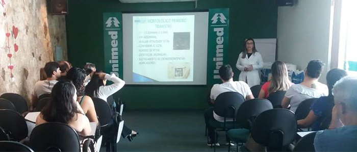 Dra Lilia Guimarães durante palestra no Curso de Gestantes