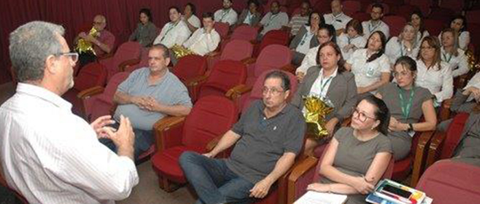 O presidente João Paulino respondeu a várias perguntas dos colaboradores