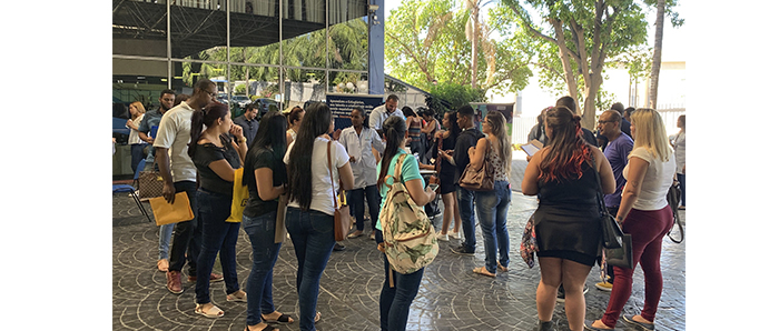  Universitários fazem fila para deixar currículo e buscar informações