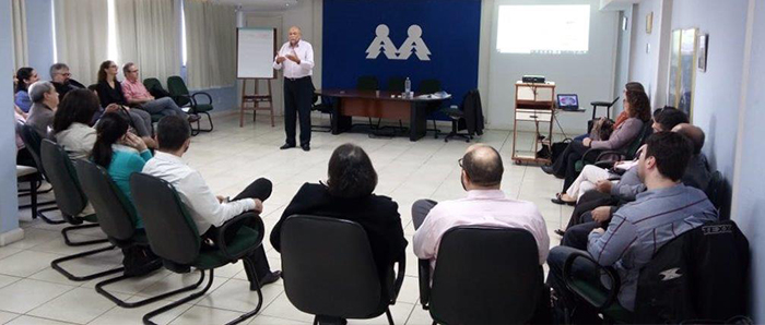   O presidente da Unimed Petrópolis, Rafael Gomes de Castro, ao lado do vice-presidente, Cesar Augusto de São Thiago, recebem o professor da FDC Fernando Cyrino junto aos gestores da cooperativa