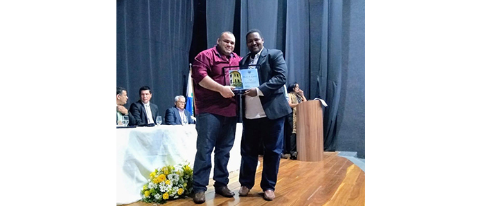 Eleno recebeu homenagem das mãos do vereador Tisga  