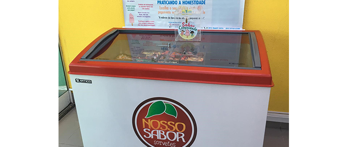 Frrezer com os picolés nas dependências da cooperativa