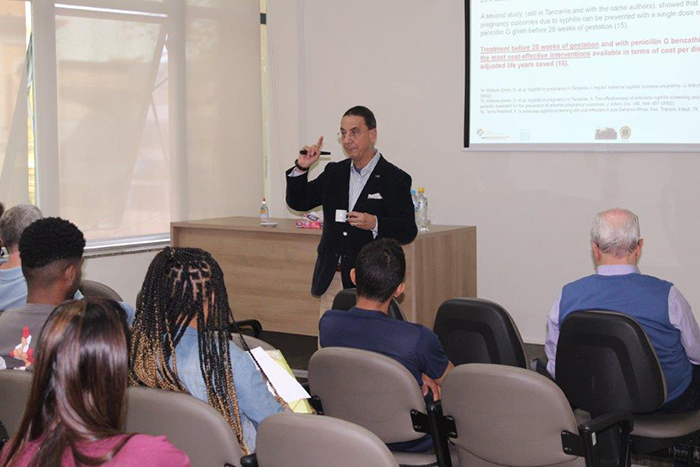 Mauro Romero Leal Passos palestra para classe médica de Barra Mansa