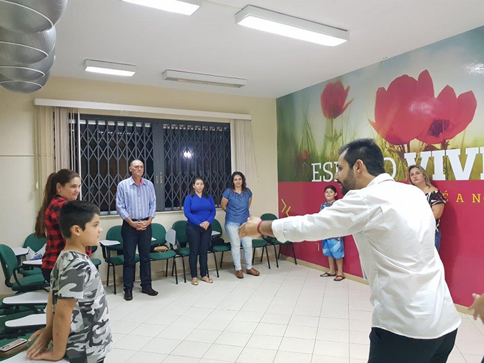 Psicólogo Wallace Oliveira em atividade com os participantes do Vida Leve