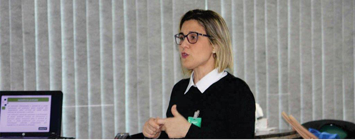 A palestrante Graziela Aiello, Coordenadora de Enfermagem do Unimed 24h.