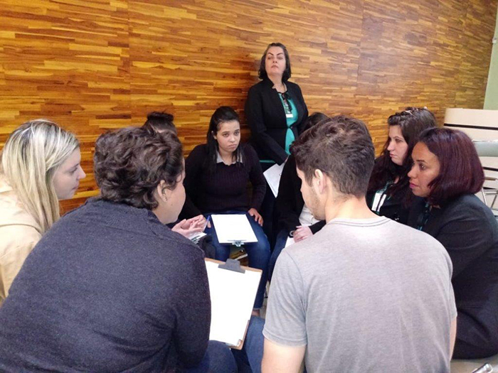 Equipe em dinâmica de grupo no treinamento de Excelência em atendimento 