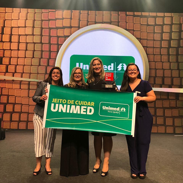  A gerente Administrativa, Juliana Rodrigues, e a coordenadora de Gestão de Pessoas, Andreia Lengruber, orgulhosas com a premiação