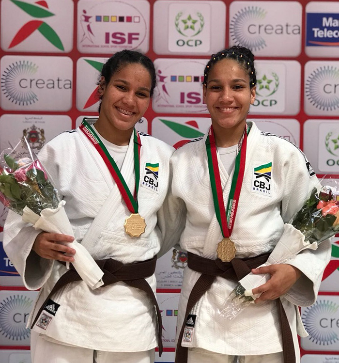 Thayane e Thainá exibem as medalhas de ouro conquistadas em Marrocos 
