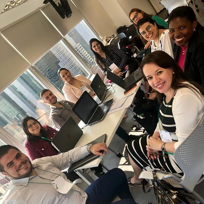 Viviane no grupo de trabalho 