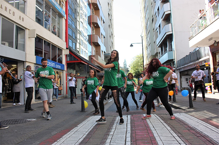  Mude 1 Hábito – O grupo de dança da Mude 1 Hábito se uniu aos músicos da Unijazz para realizar o Flash Mob