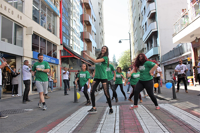  Mais de 100 pessoas cantaram e dançaram na rua 16 de março em Petrópolis
