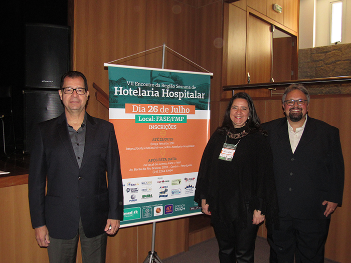 O presidente da Unimed Petrópolis, Rafael Gomes de Castro, ao lado da gestora do Hospital Unimed Petrópolis e presidente da SHHERJ, Flavia Fávero, com o cooperado da Unimed Petrópolis Paulo Cesar Guimarães, diretor da Faculdade de Medicina de Petrópolis (FMP)