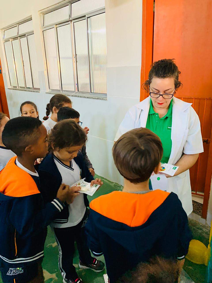  Crianças recebem kit com sabonete, folheto explicativo e cartela de adesivos