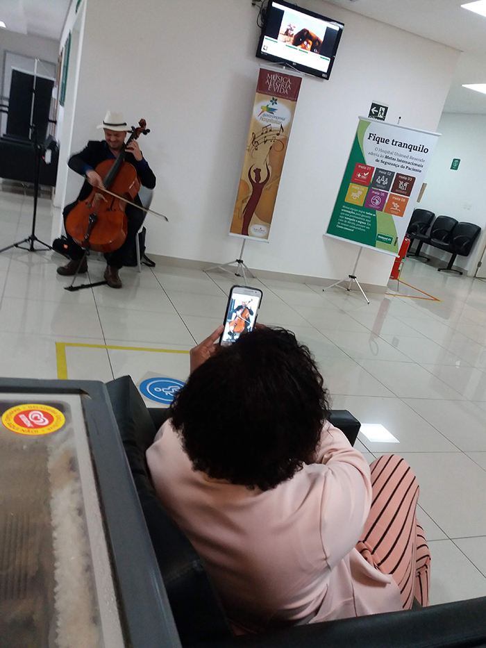  O violoncelista Thiago Rodrigues Barbosa se apresentou em diversos locais do hospital e os pacientes aproveitaram para registrar o momento 